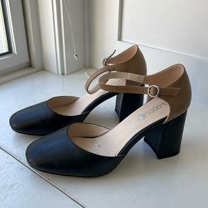 Two tones spectator pumps. Italian leather